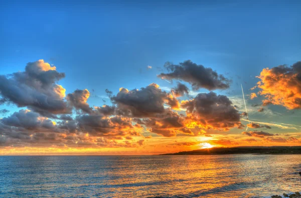 renkli günbatımı Alghero kıyı şeridi, İtalya