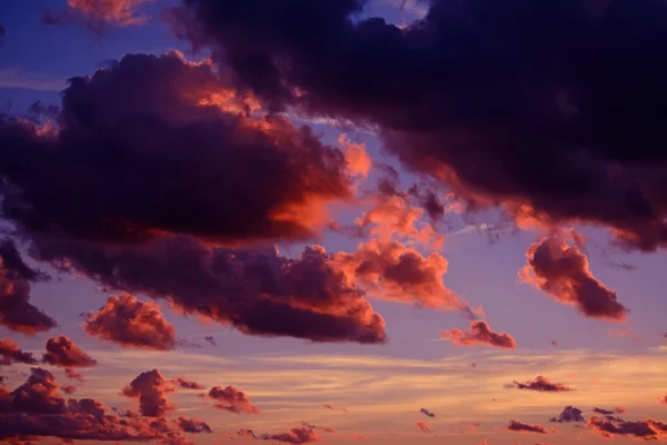 Dunkle Wolken am roten Himmel bei Sonnenuntergang — Stockfoto