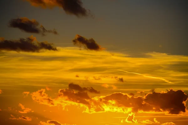 Gelb-orangefarbener Himmel bei Sonnenuntergang — Stockfoto