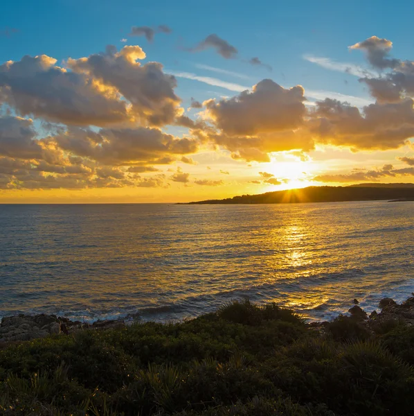 Pôr-do-sol colorido junto à costa — Fotografia de Stock