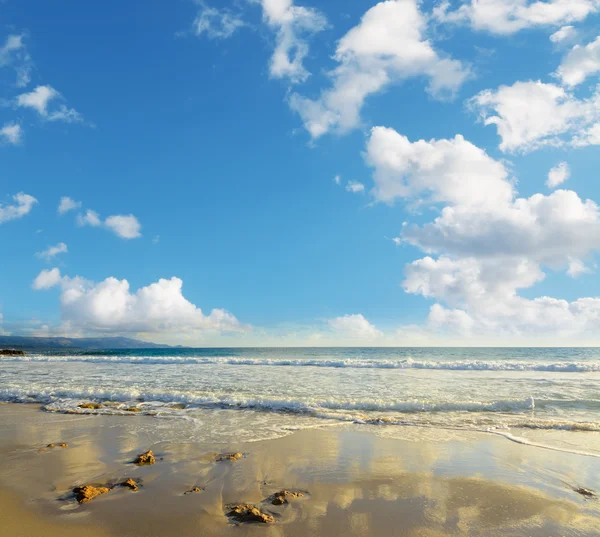 Le Bombarde beach under clouds — Stock Photo, Image