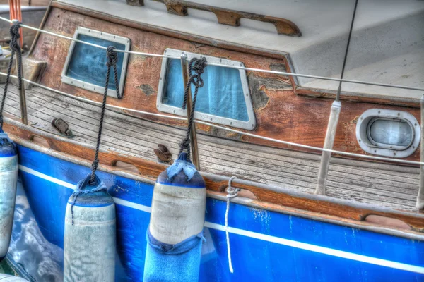 Garde-boue dans un bateau en bois — Photo