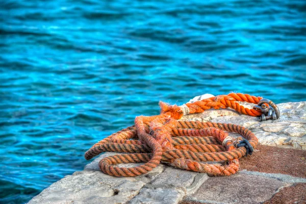 Corde orange sur une jetée rocheuse — Photo