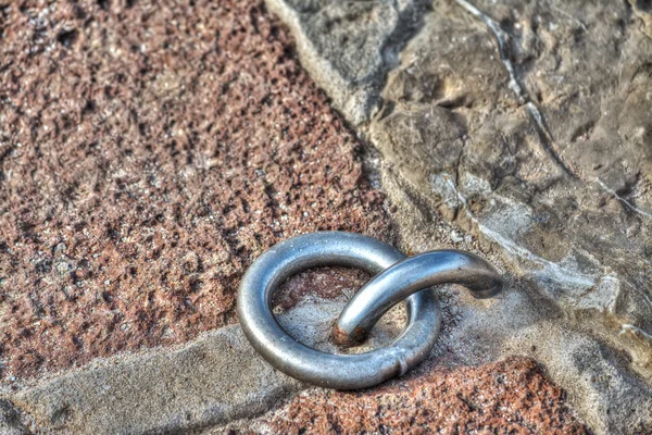 แหวนโลหะบนพื้น — ภาพถ่ายสต็อก
