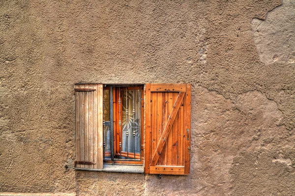 Janela de madeira em uma parede rústica — Fotografia de Stock