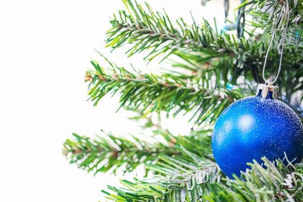 Palla blu sull'albero di Natale — Foto Stock