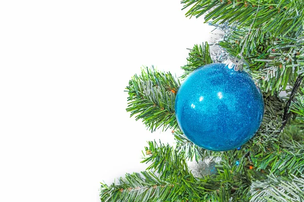 Blu palla di Natale isolato su bianco — Foto Stock