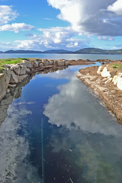 Cielo reflejado en el canal —  Fotos de Stock