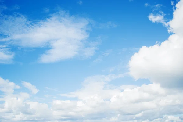 白と青の空 — ストック写真