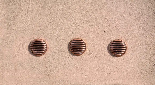 Tres tomas de aire en una pared rústica —  Fotos de Stock