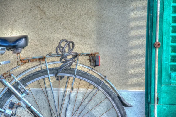 벽에 의해 뒷 바퀴 — 스톡 사진