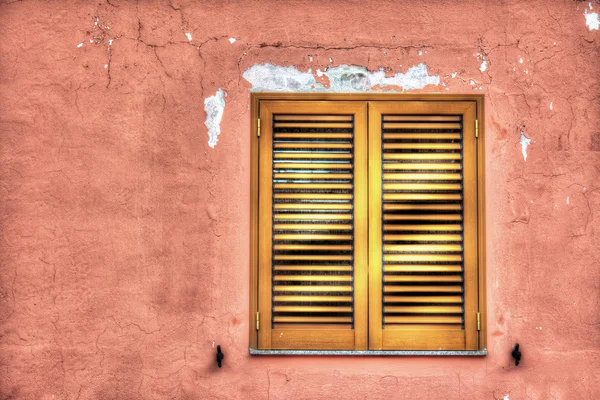 Rustikales Fenster in einer rosa Wand — Stockfoto