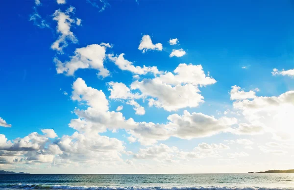 Mar azul em Le Bombarde praia — Fotografia de Stock