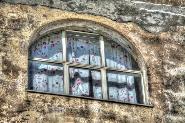 Altes Fenster mit Vorhang in einer rustikalen Wand — Stockfoto