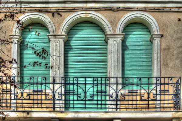 Tres persianas verdes en un antiguo balcón italiano —  Fotos de Stock