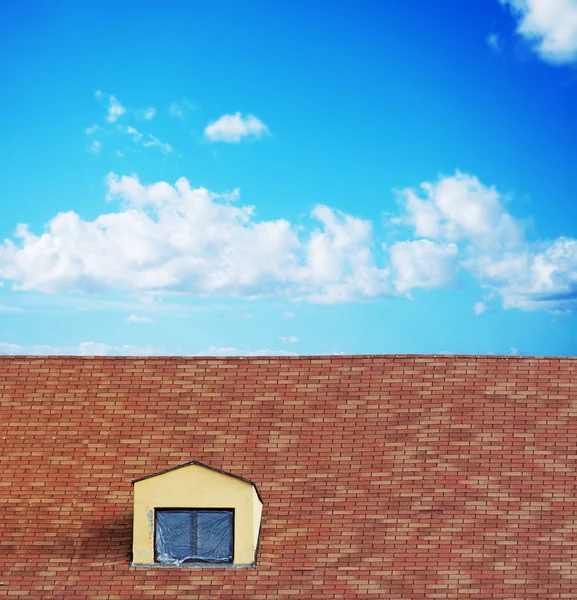 Pano de plástico em uma clarabóia em um telhado de telha — Fotografia de Stock