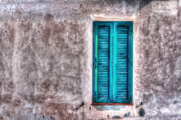 Yeşil bir rustik duvar penceresinde — Stok fotoğraf