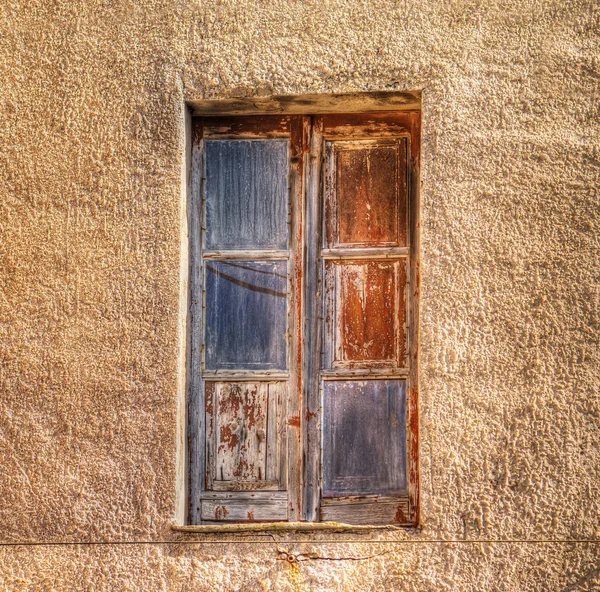 Ventana de madera en una pared rústica amarilla —  Fotos de Stock