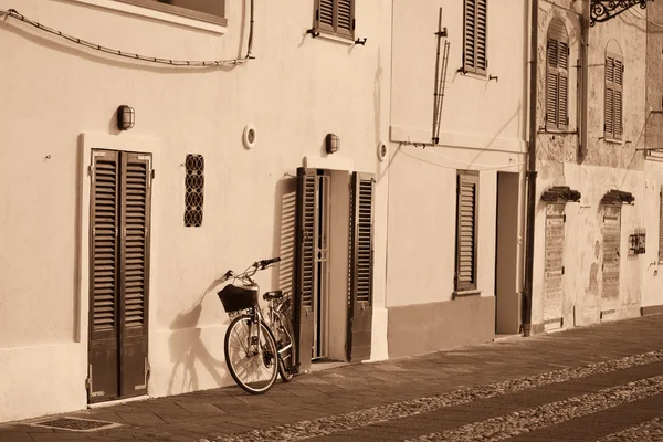 アルゲーロで壁にもたれて自転車 — ストック写真