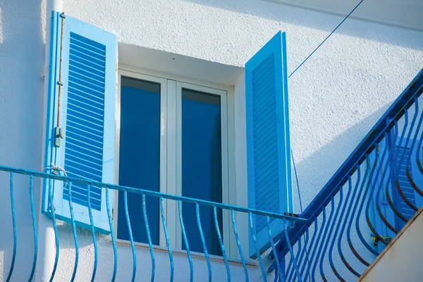 Niebieskie okno i poręcze — Zdjęcie stockowe