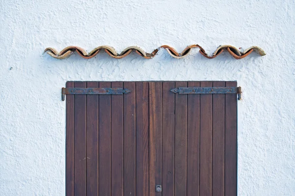 Двери и плитки — стоковое фото
