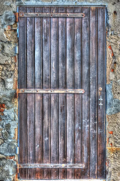 Dřevěné dveře v rustikální stěna — Stock fotografie