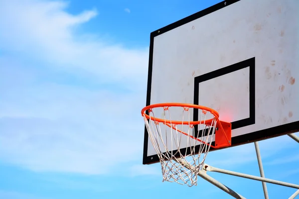 Aro de basquete sob um céu limpo — Fotografia de Stock