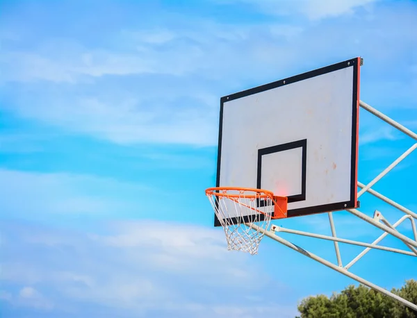 Basketbal hoepel onder een blauwe lucht — Stockfoto