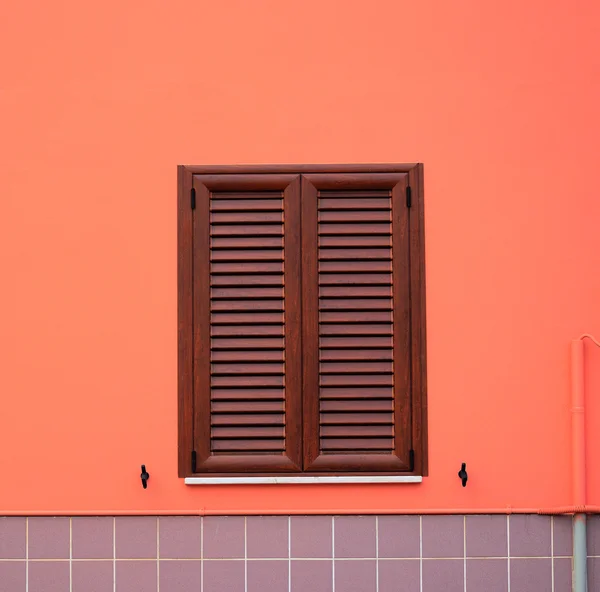 Fenster in einer orangen und grauen Wand — Stockfoto