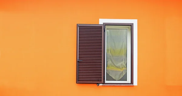 Ventana marrón en una pared naranja — Foto de Stock