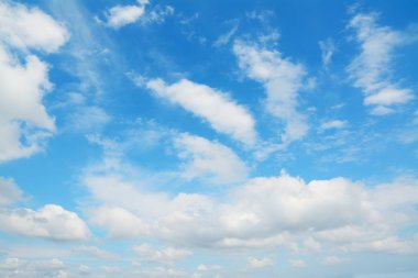 Beyaz ve mavi gökyüzü