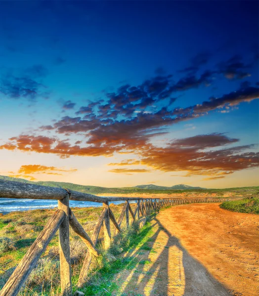 Färgglada sunset av Porto Ferro strandlinjen — Stockfoto