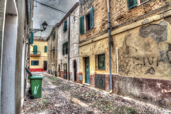 Úzká ulice ve starém městě Alghero — Stock fotografie