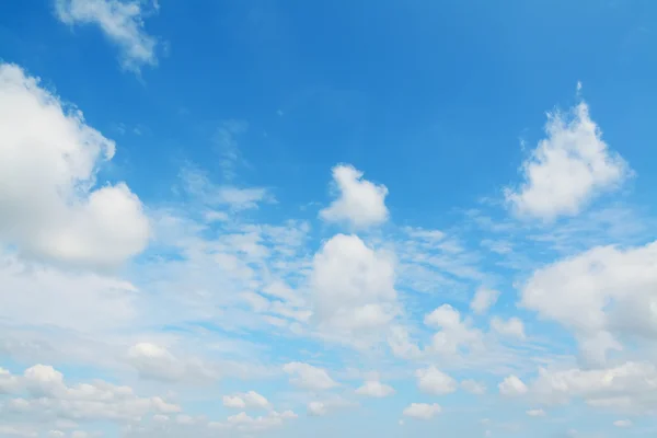 Céu azul e branco com nuvens — Fotografia de Stock