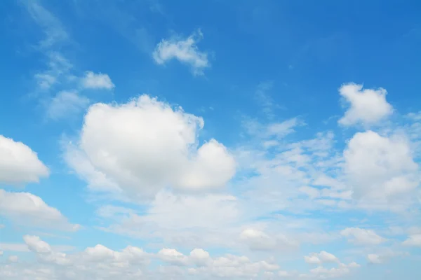 Nuages doux dans le ciel — Photo