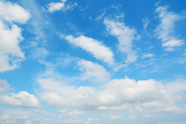 Голубое и белое небо — стоковое фото