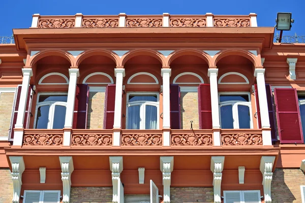 Красный и белый балкон в винтажном стиле — стоковое фото