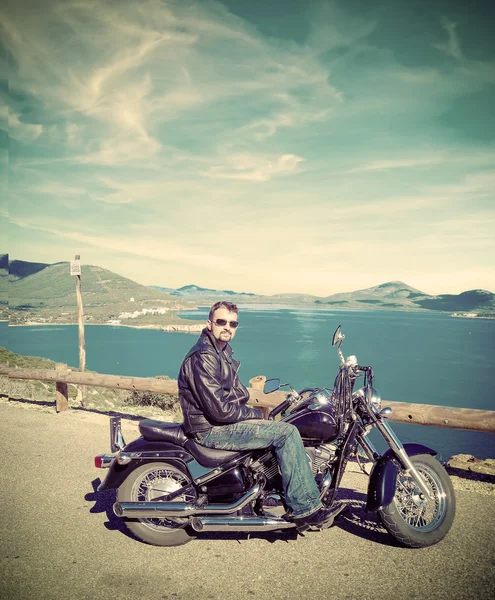 Motociclista com motocicleta clássica em tom vintage — Fotografia de Stock