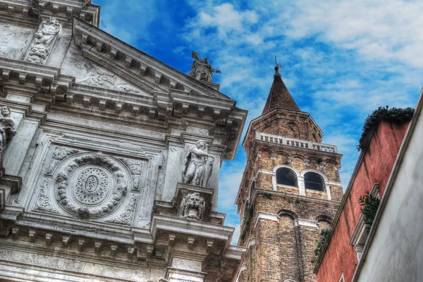 HDR çan kulesi ve Venedik'teki kilise — Stok fotoğraf