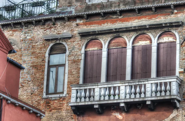 Balkon w starej elewacji — Zdjęcie stockowe