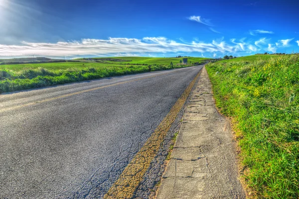 Strada di campagna in una giornata limpida — Foto Stock