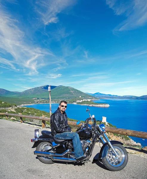 Motard avec moto classique près du rivage — Photo