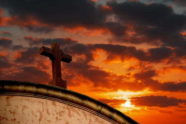 Santa cruz bajo un cielo colorido —  Fotos de Stock