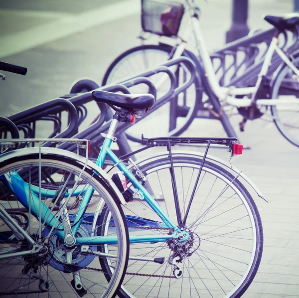 Bicicletas em uma praça italiana — Fotografia de Stock