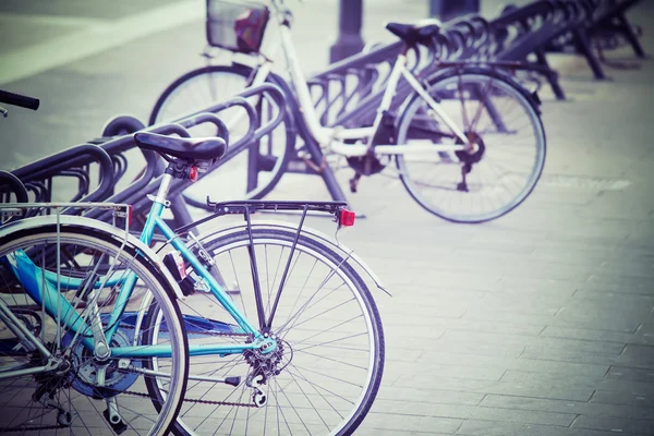 Bicicletas em uma praça italiana — Fotografia de Stock