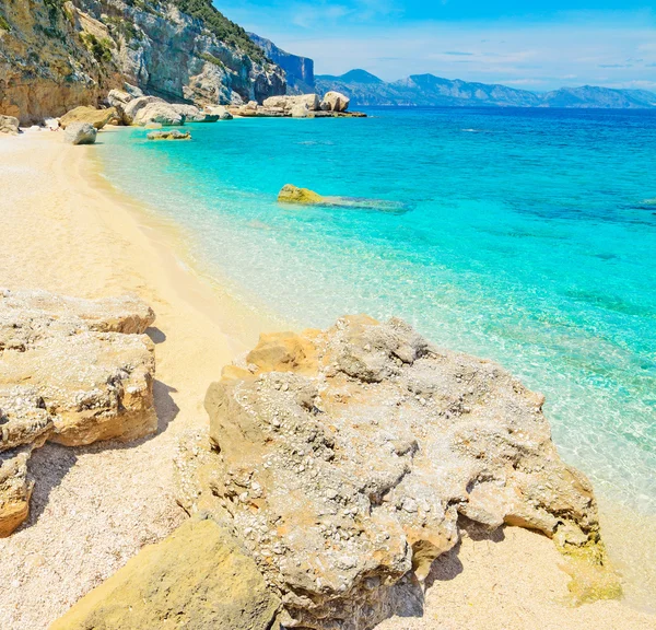 Rochas e areia em Cala Mariolu — Fotografia de Stock