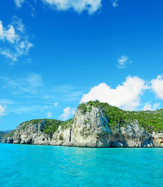 Cala gonone kıyı bulutlu bir günde — Stok fotoğraf