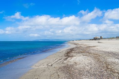 platamona kıyıya bulutlar altında