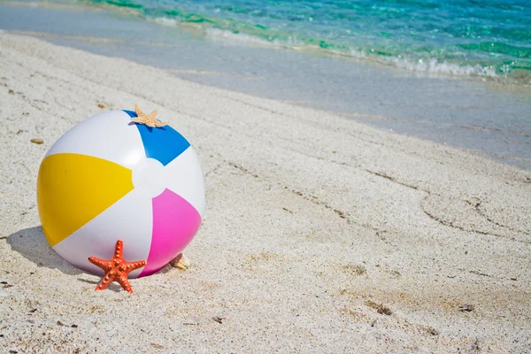 Pelota de playa con estrellas de mar — Foto de Stock