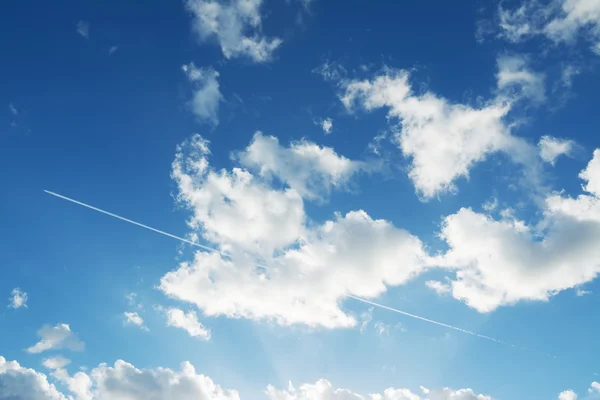 Contrails e nuvens — Fotografia de Stock